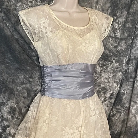 Vintage 1950s Lace garden wedding Dress - Picture 2 of 12